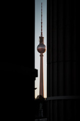 Berliner Fernsehturm fotografiert durch zwei S&auml;ulen am Morgen