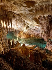 Grotte avec stalactite pierre avec rivière 