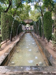 Chemin d’eau avec fontaine 