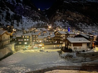 Fototapeta na wymiar ski resort at night