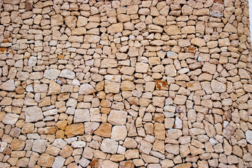 Trockensteinmauer mit natürlichen Steinen.