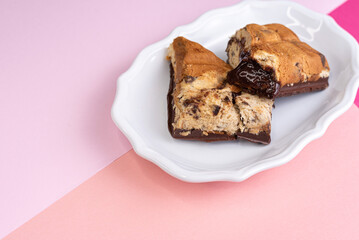 Chocolate bar with pieces of panettone and stuffed with brigadeiro