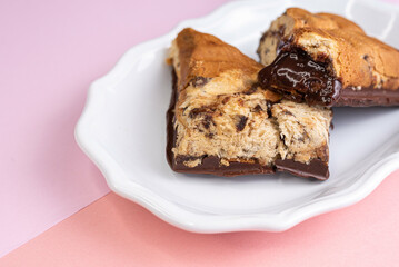 Chocolate bar with pieces of panettone and stuffed with brigadeiro