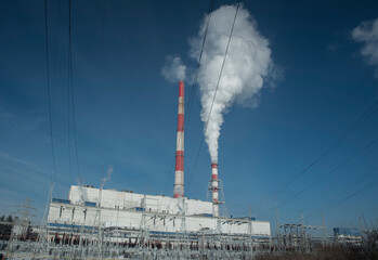 kominy zakładu energetycznego z unoszącym się dymem © siwyk
