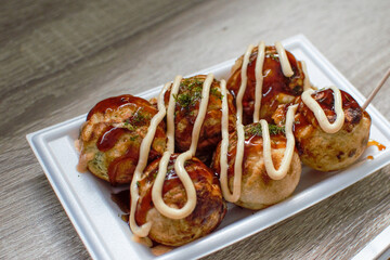 テーブルと出来立てのたこ焼き