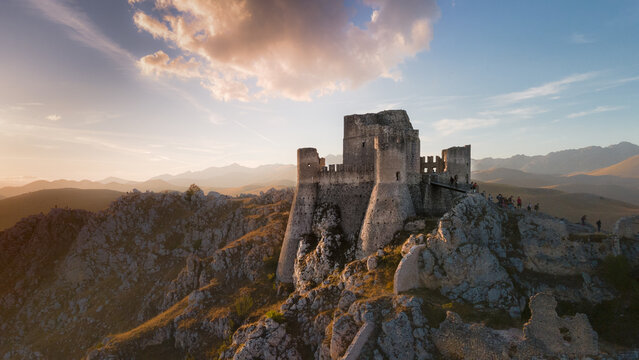 castello medievale Rocca Calascio al tramonto in Abruzzo