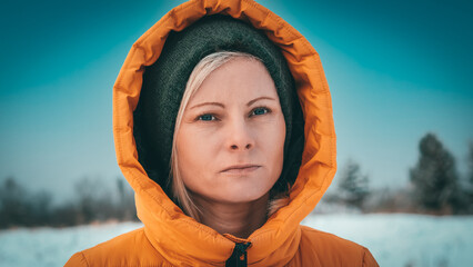 Zimowy portret kobiety - 482486200