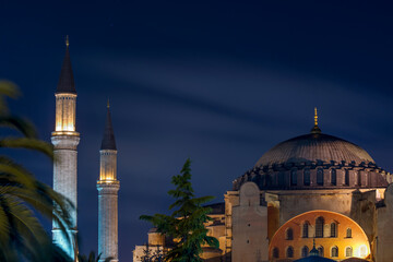 Fototapeta na wymiar Night image of domes and minarets of the Hagia Sophia museum cathedral mosque in Istanbul, Turkey