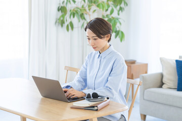 ビジネス・女性・テレワーク・リモートワーク