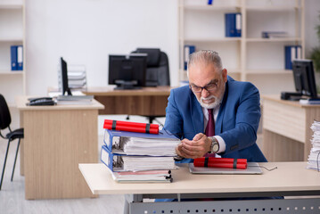 Old male employee unhappy with excessive work in the office