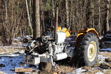 Zniszczony traktor - obrazy, fototapety, plakaty