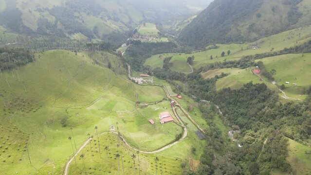 Panor&aacute;mica vertical de valle con monta&ntilde;as.
