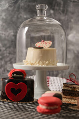Little personalized cakes and deserts with a Valentine's Day theme.