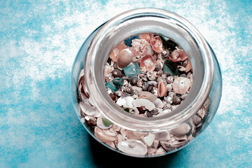 海辺で拾った貝殻や色ガラスをガラスの器に入れました。