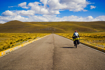 En la carretera solitaria, de amino al monumento.