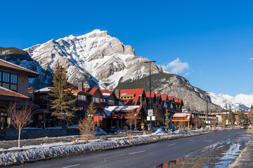 Banff, Alberta, Canada - January 23 2022 : Downtown Banff Avenue in a winter sunny day, during covid-19 pandemic period. - obrazy, fototapety, plakaty