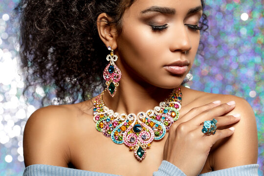 Beauty Woman With A Set Of Jewelry And Afro Hair. Beautiful Girl In A Necklace With A Earrings, Ring. Beauty And An Expensive Accessories, Bijouterie.