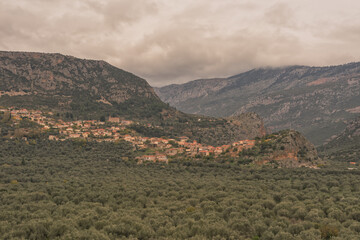 Fototapeta na wymiar View of Kalabaka and the mountains in Meteora, Greece