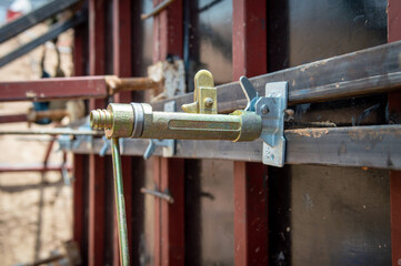 Construction formwork for concrete.Spring clips are a new formwork device for fastening concrete formwork.Used to fasten formwork, columns, beams, walls faster and easier with Auto Lock.