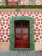 Fototapeta na wymiar Puerta adornada madera Cholula