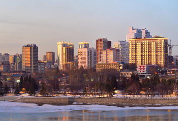 Obraz premium Novosibirsk on the Ob river in the evening