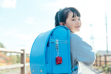 ランドセルを背負う女の子　school bag