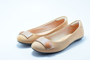 Sandalias para mujer. Zapato juvenil para mujer sobre un fondo blanco, espacio para texto al lado...