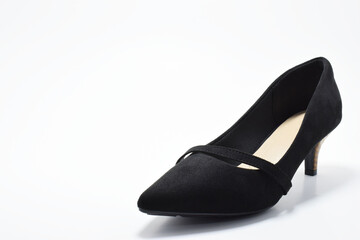 Zapato negro de tacón bajo . Zapato de fiesta para mujer sobre un fondo blanco, espacio para texto al lado izquierdo.