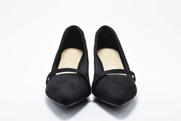 Zapatos negros de tacón bajo . Zapatos de fiesta para mujer sobre un fondo blanco, vista frontal.