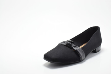 Zapato negro de tacón bajo . Zapato para mujer sobre un fondo blanco, espacio para texto al lado izquierdo.