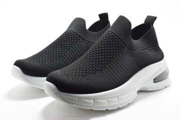 Zapatos deportivos negros y blanco sobre un fondo blanco. Calzado para hacer ejercicio, entrenar o...