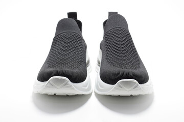 Zapatos deportivos negros y blanco sobre un fondo blanco. Calzado para hacer ejercicio, entrenar o...