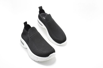 Zapatos deportivos negros y blanco sobre un fondo blanco. Calzado para hacer ejercicio, entrenar o...