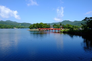 Fototapeta na wymiar 赤城山大沼にかかる赤城神社参道橋の全景