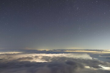 Fototapeta premium 富士山からの雲海夜景