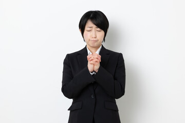 ショートヘアの日本人ビジネスウーマン
