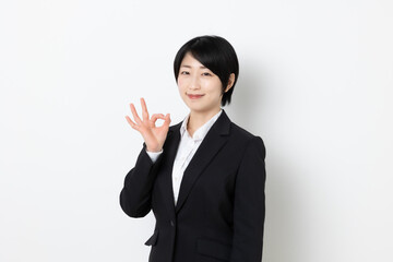 ショートヘアの日本人ビジネスウーマン