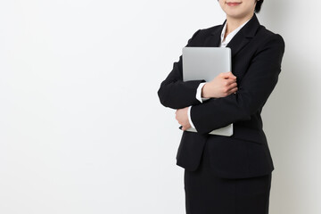 ショートヘアの日本人ビジネスウーマン