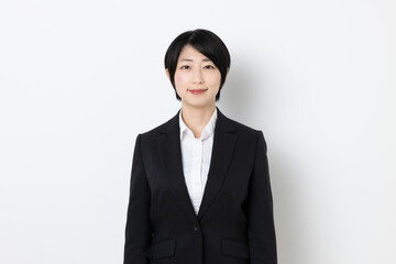 ショートヘアの日本人ビジネスウーマン