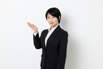 ショートヘアの日本人ビジネスウーマン