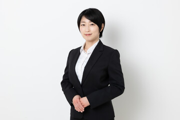 ショートヘアの日本人ビジネスウーマン