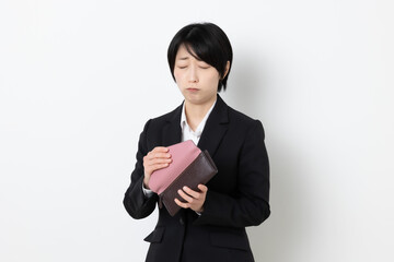 ショートヘアの日本人ビジネスウーマン