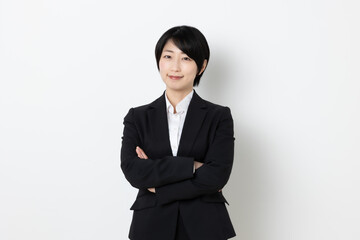 ショートヘアの日本人ビジネスウーマン