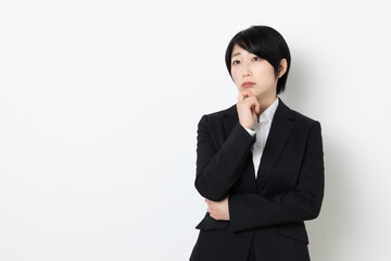 ショートヘアの日本人ビジネスウーマン