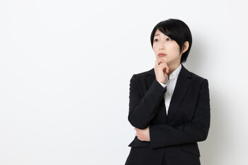 ショートヘアの日本人ビジネスウーマン