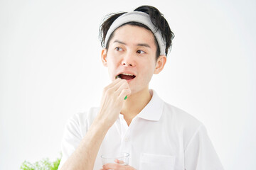 男性　歯磨き
