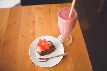 carrot cake with strawberry smoothie