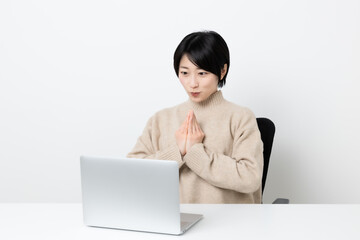 短い髪の日本人女性