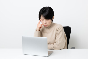 短い髪の日本人女性