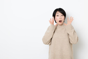 短い髪の日本人女性